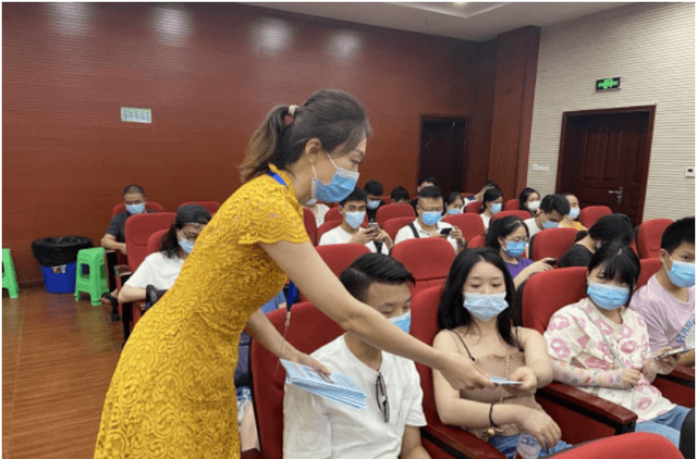 若珍|中小学实施延时服务,教师日子越来越难过,现已成“弹性工作制”