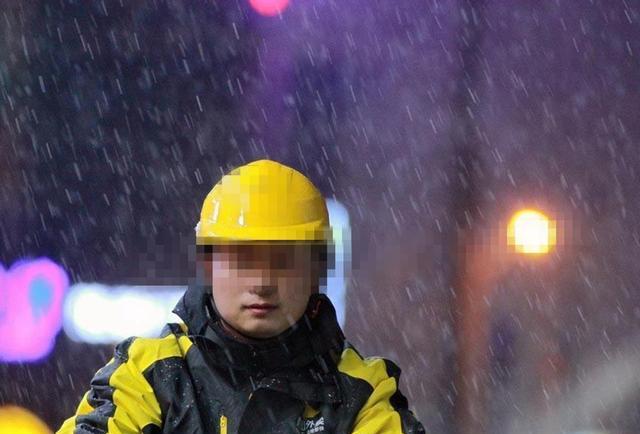 排头聚聊 “你是什么东西？”外卖小哥商场取车，数名保安围上戏耍辱骂