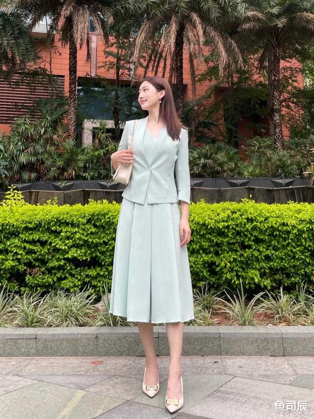 鱼司辰|初秋，梨形身材和成熟脸怎么穿？浅蓝色西服搭配连衣裙，温柔优雅