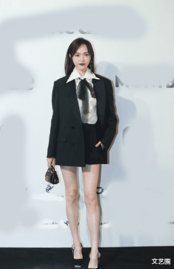 刘诗诗|众女星走红毯：杨幂刘诗诗挽手同行却冷落了唐嫣，女主持人因身高遭网络暴力