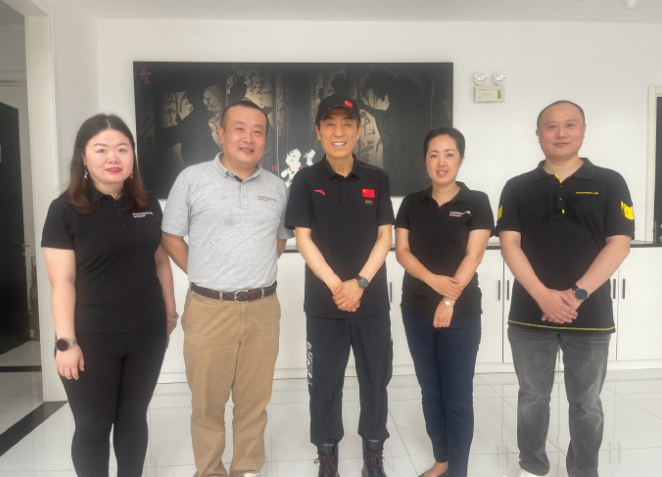 张艺谋|张艺谋豪掷240万买定制版，39岁陈婷低调陪同，全程坐在一旁