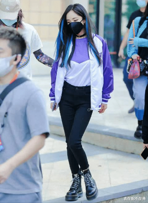 衣在配不在贵|杨幂是有多瘦？大腿和助理小腿差不多细，身材好穿紧身裤真占便宜