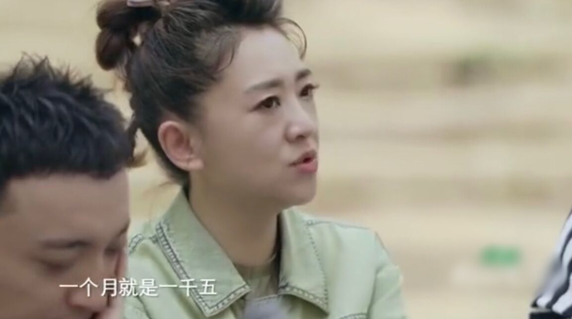 |知名主持人北漂10年仍在租房，厨房简陋遭嘲讽，自曝省钱资助他人