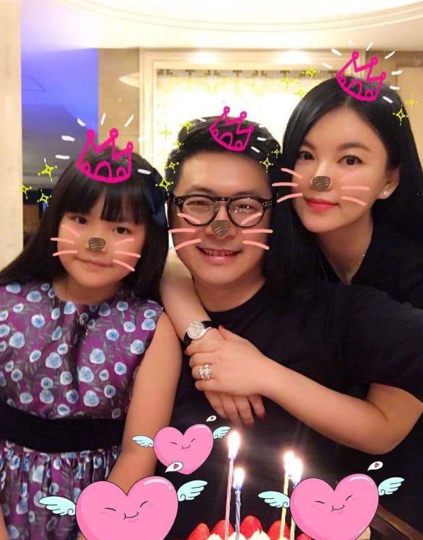 王诗龄|李湘离婚后首次晒女儿，王诗龄模样大变气质提升，下巴尖到不自然