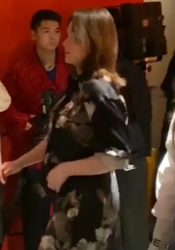 阿娇|贾乃亮火锅店新开张, 请来了阿娇、佘诗曼助阵, 阿娇身材再引关注