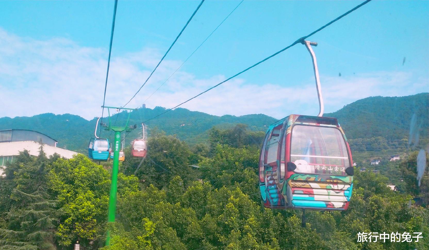 房价|重庆一片独栋烂尾别墅群，占满整座山坡，杂草丛生