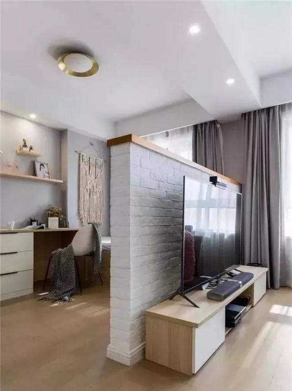 这个装修想法很有创意,入户用大理石隔断做端景墙,也能多个书房