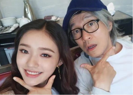 周星驰|周星驰否认恋上17岁港姐！称不认识对方，却带女方在上亿游艇戏水