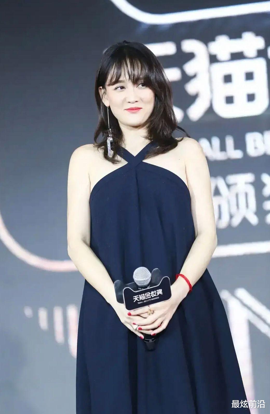 最炫前沿 陈乔恩胖了后变化大，一袭挂脖裙穿出臃肿感，完全不像偶像剧女王