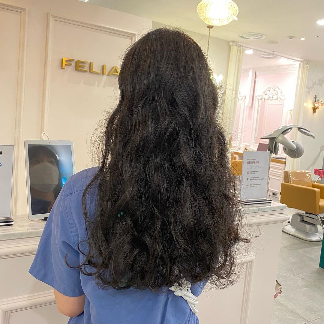 豆腐 今年年底发型怎么剪？全头卷齐刘海狼尾发都不错，精选15款任你挑