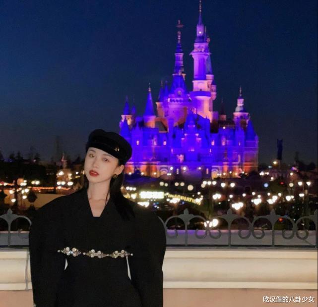 赵丽颖|赵丽颖跟网红同框，被修得亲妈不认，阿沁实力诠释网红和明星的区别