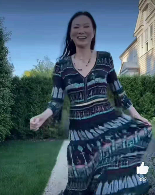 全球时尚风行|邓文迪比不过72岁王薇薇？穿印花裙在豪宅院子里走秀，神态好少女