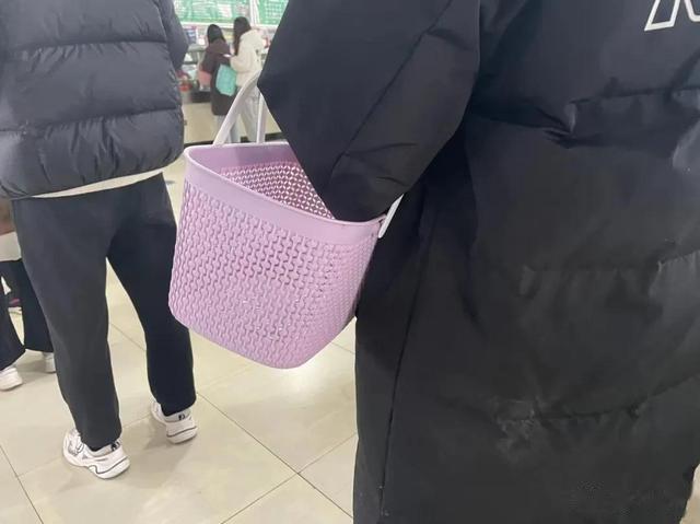 上海市|高校禁止堂食，学生的“饭桶”亮了！网友直呼：可可爱爱