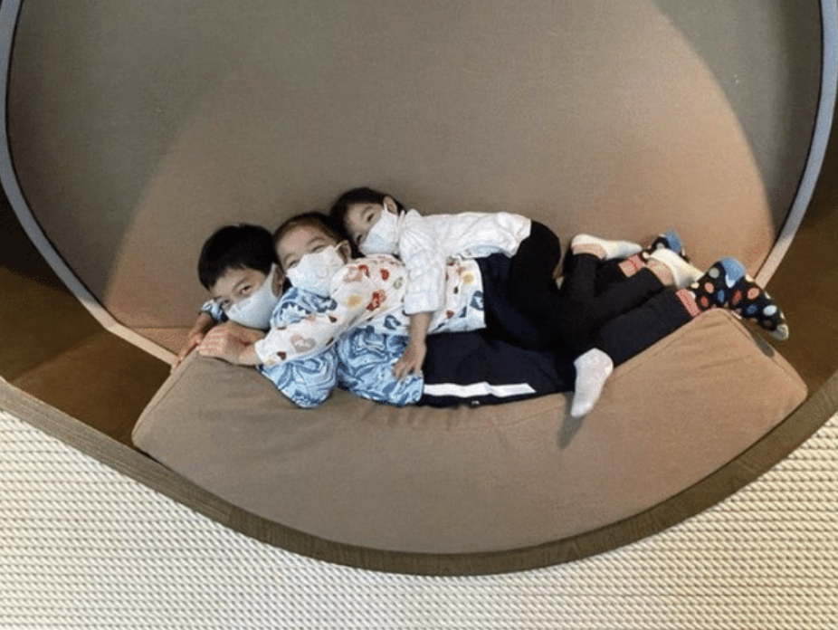 郭晶晶|霍启刚携妻恩爱观展，背后偷拍变老婆奴，郭晶晶穿搭得体衣品上升