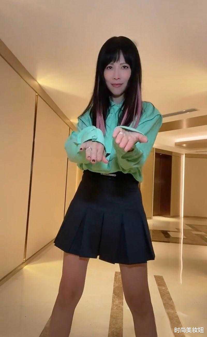 时尚美妆妞|蔡少芬这回风格大变，挑染了紫色头发配女团风，48岁仍穿出少女范