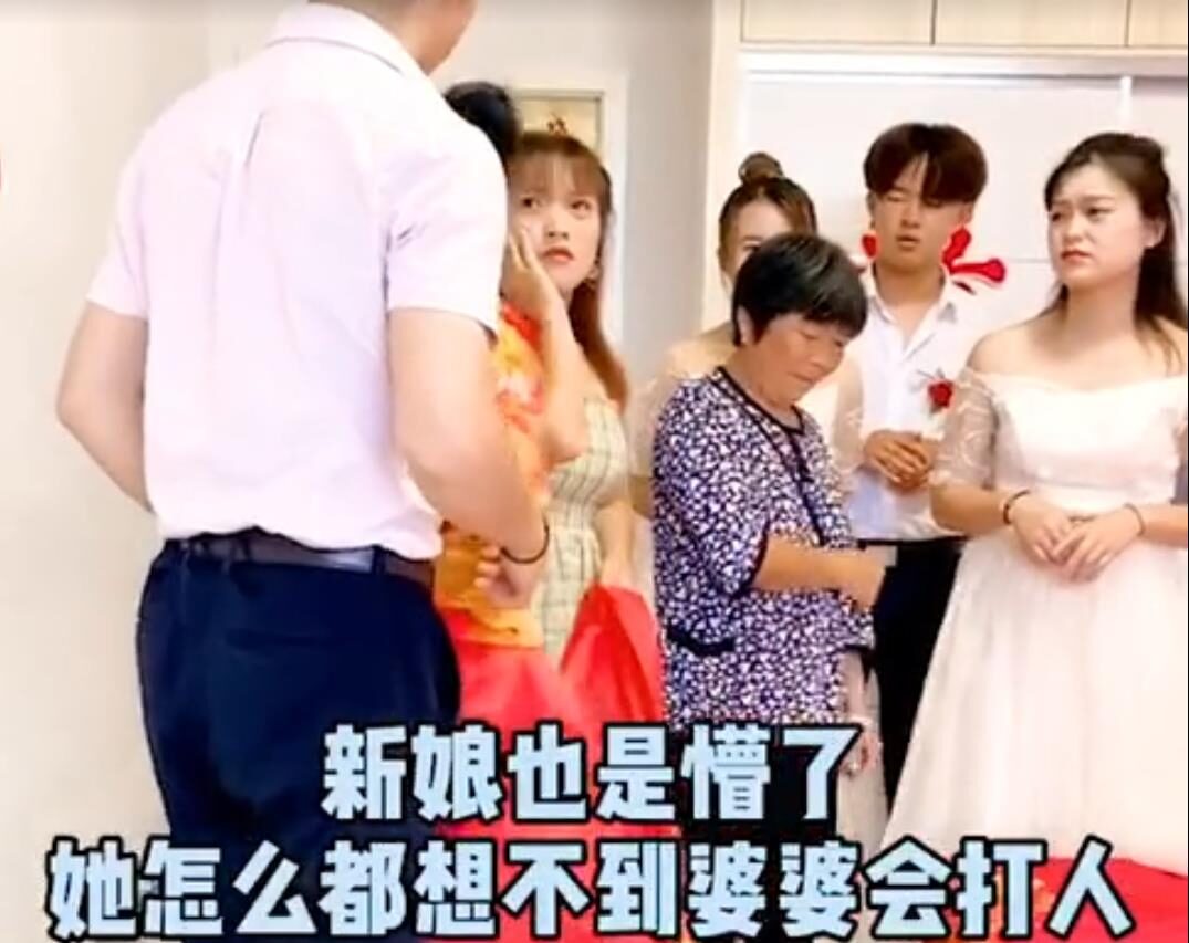 新娘被她人抢掀盖头,发现不是新郎撕下的头巾,怒扇小姑子一巴掌