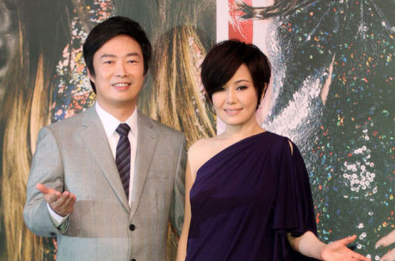 费玉清|费玉清爱了她整整21年，却迟迟不敢求婚，今却被53岁的她“逼婚”