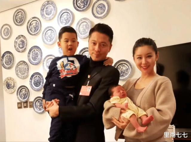 李小萌|王雷大办生日宴，二胎正脸曝光，李小萌产后20天脸型暴瘦大变样