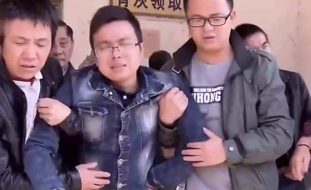蓦然一牟 两个儿子相继去世，小儿子又被查出癌症，父母伤心过度跳河自尽！