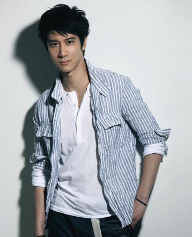 奶果的妈咪 王力宏满脸胡子显沧桑，生活节俭袜子破洞还在穿，认养了20个孤儿