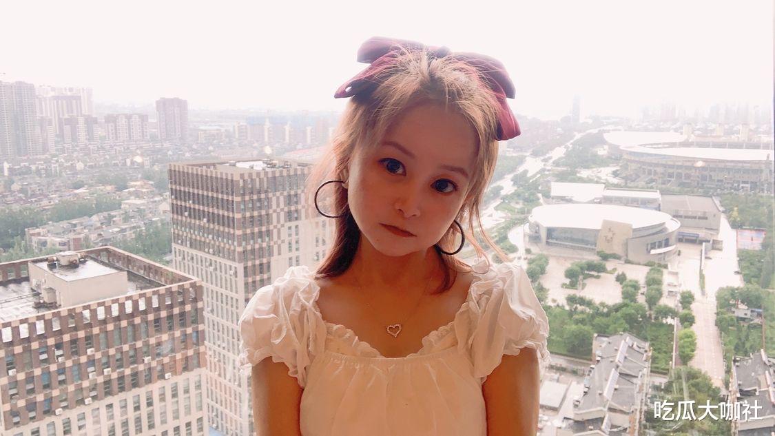 |33岁身高只有1米28的朱洁，不做演员转行当网红，如今日赚五位数