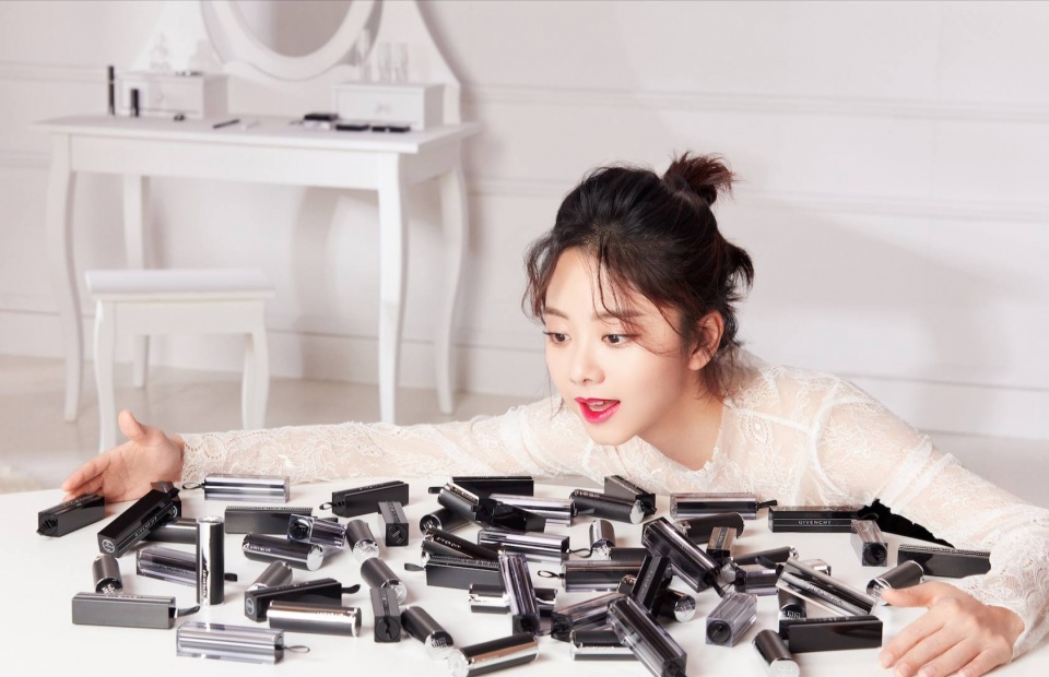 黄轩|H&M辱华事件发酵，黄轩宋茜终止合作，优衣库耐克等品牌被抵制