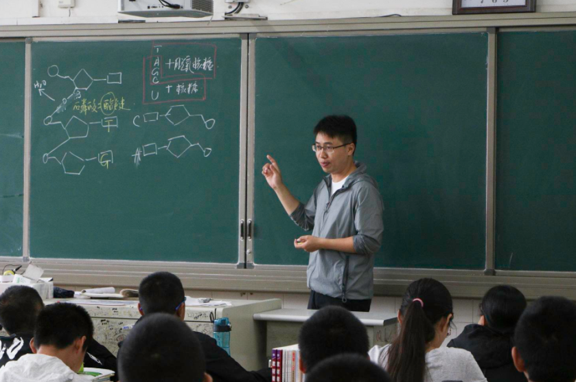 大学生|铁饭碗变“金饭碗”？又一岗位明确上调工资，学生们拍手叫好