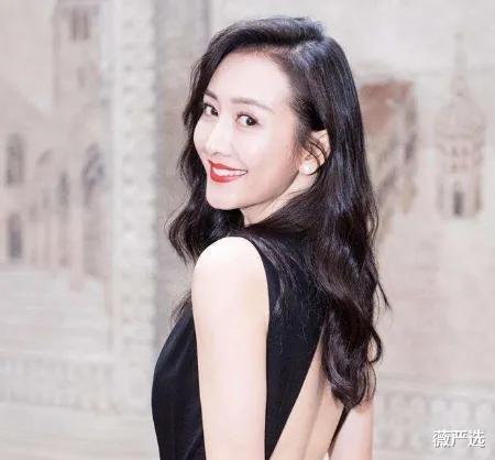 吴京 她曾靠男扮女装大火，被吴京当成妹妹疼爱，如今31岁美若“仙女”