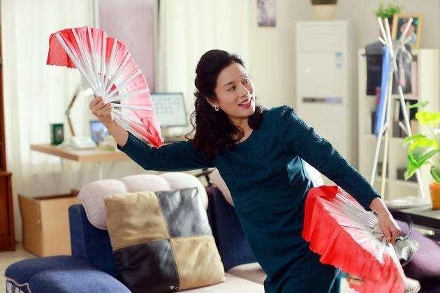 李凤绪|57岁的李凤绪，长发披肩休闲装扮，与老公结婚多年无绯闻，是真爱