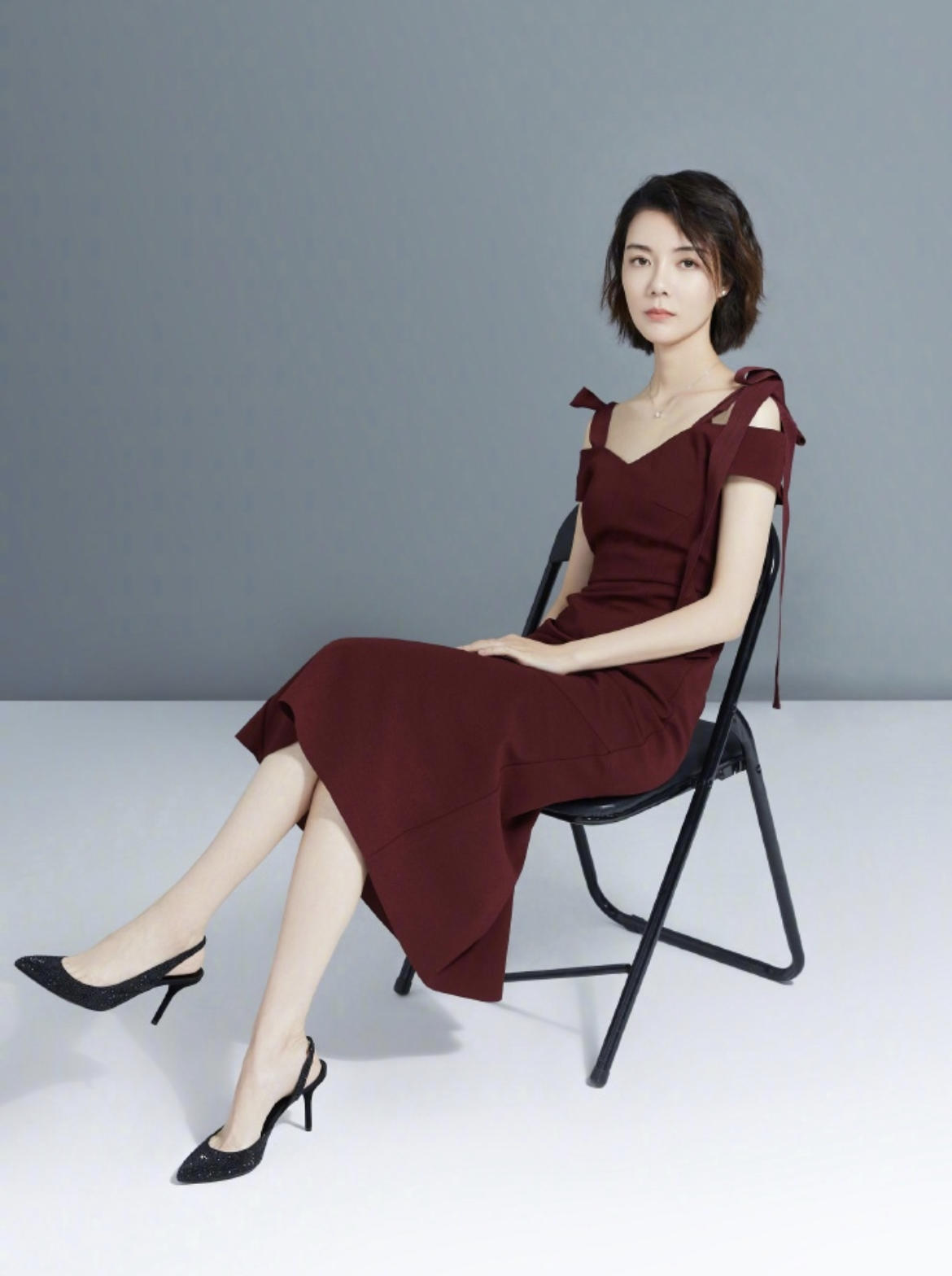 何有强|39岁车晓气质仍惊艳，一身军绿色套装高级时髦，减龄又知性
