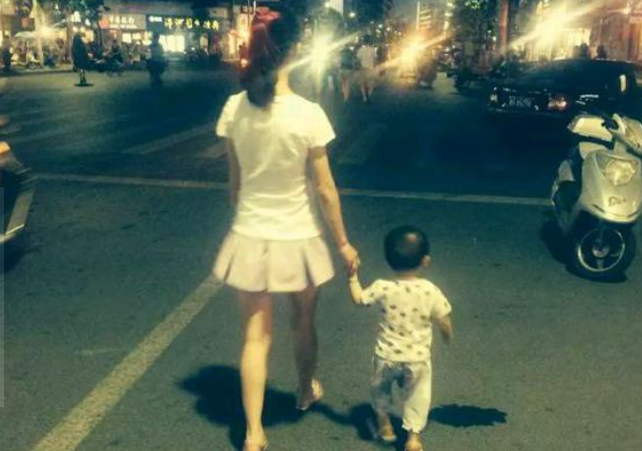 糖果的妈妈|夏季“昼长夜短”可以带娃玩到很晚？“超时”有许多隐患，别贪玩