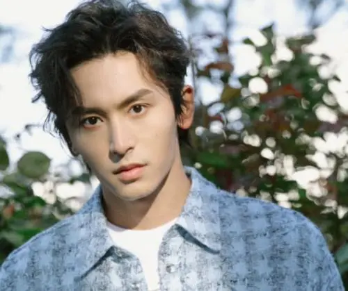 校花|校花女星和老公be了？易烊千玺轧戏？张疯子想东山再起？