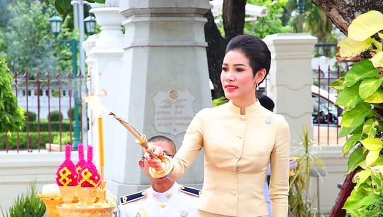 关晓彤|诗妮娜罕见换发型，复古卷配“透视鱼尾裙”美得惊艳，难怪成赢家