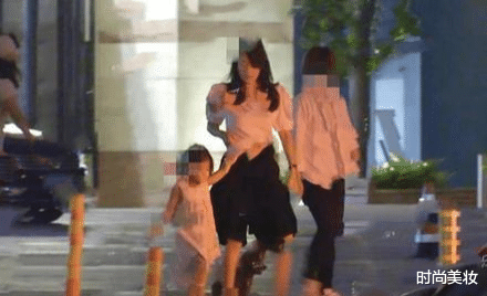 时尚美妆|章子怡亲自接女儿放学，穿黑白装大气知性，素颜露面不忘画上眉毛