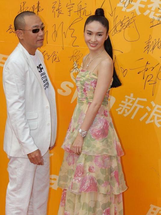 懒美人时尚|黎姿穿衣越来越大胆，浅绿色抹胸裙秀出丰腴事业线，气质性感妩媚