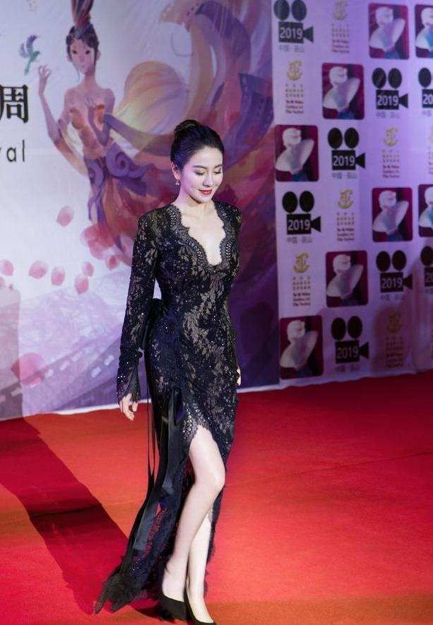 牛奶 叶璇保养得不错，穿一身薄纱裙有曲线美，却被发型带出“阿姨味”