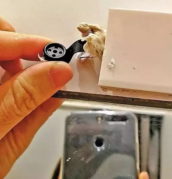 摄像头 又一女试衣间偷拍画面曝光：细思极恐！