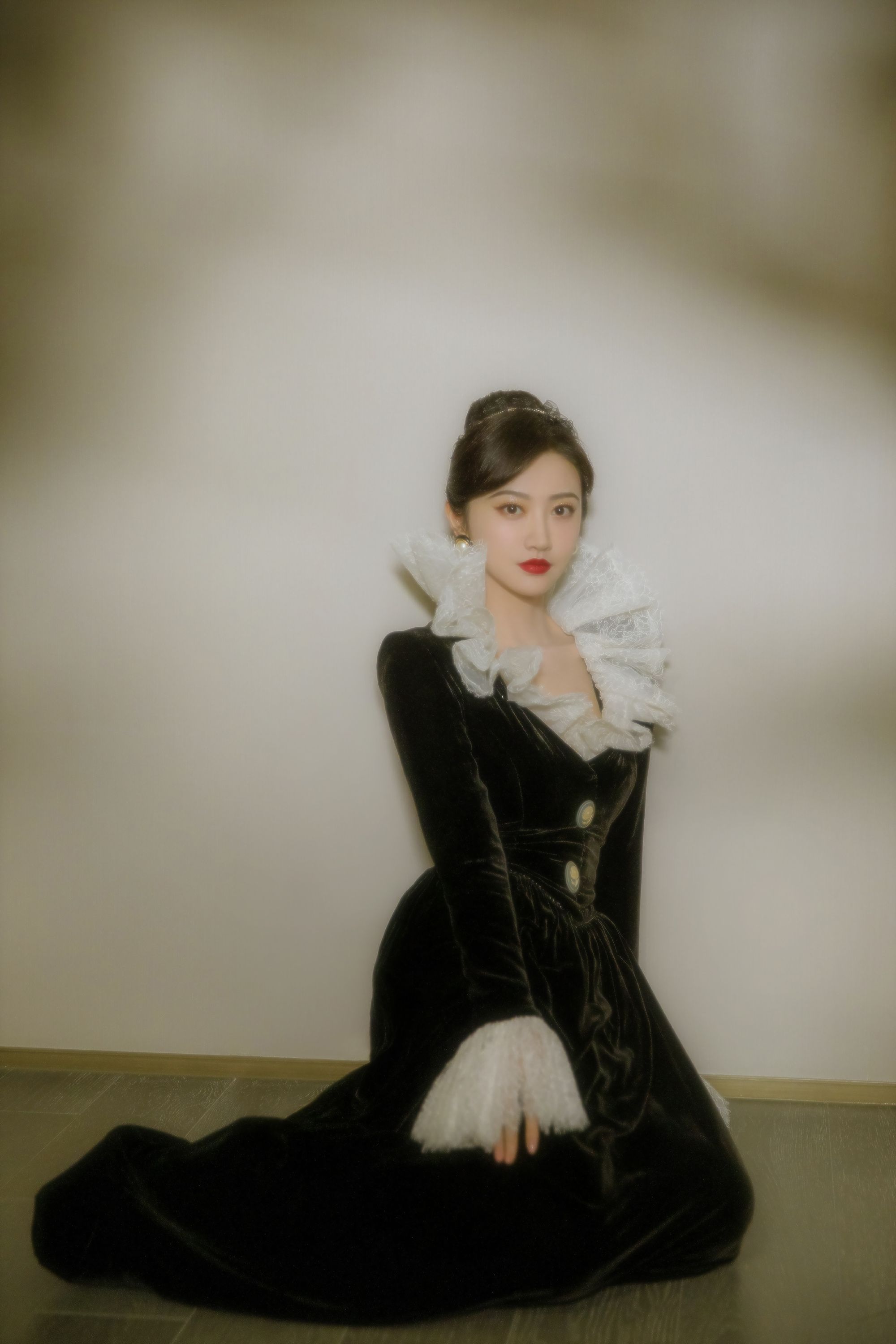 景甜|景甜不愧是人间富贵花，赫本造型似仙女下凡，红唇妆容尽显女人味