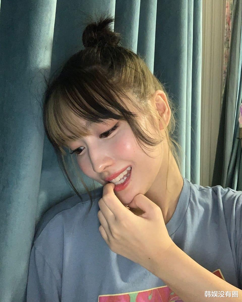 金希澈|金希澈前女友、TWICE成员MOMO晒日常私照，粉丝：真人玩偶