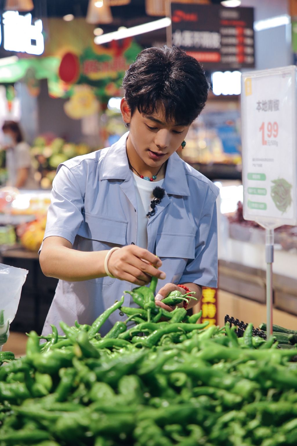 八只爪的猫|丁真出门买菜,穿裤子裤兜“缝”在外面真调皮,干净帅气少年郎