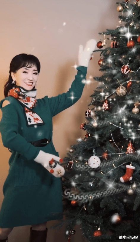 圣诞节|温碧霞穿婚纱上阵，赵雅芝抗冻穿露肩装，明星过圣诞节也内卷？