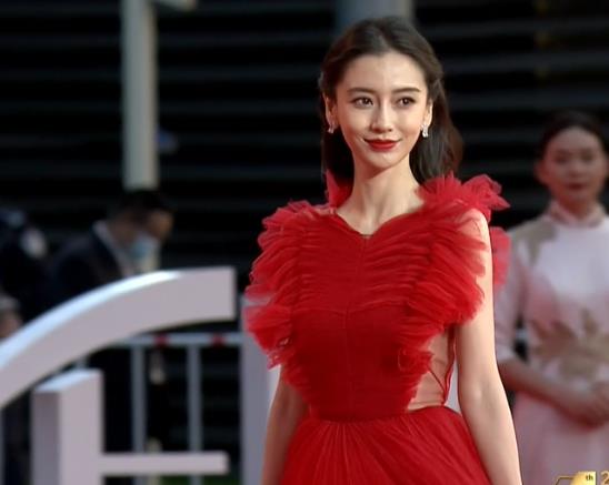 杨幂|北影节的红毯造型巩俐霸气，佟丽娅璀璨美艳，baby踩恨天高抢镜