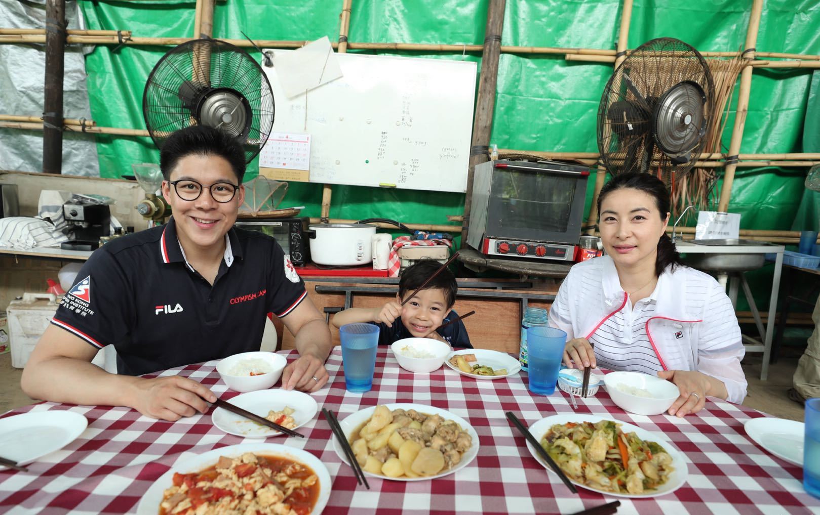 霍启刚|霍启刚下班后站街头为路人派发口罩，被拒绝多次依然笑脸服务