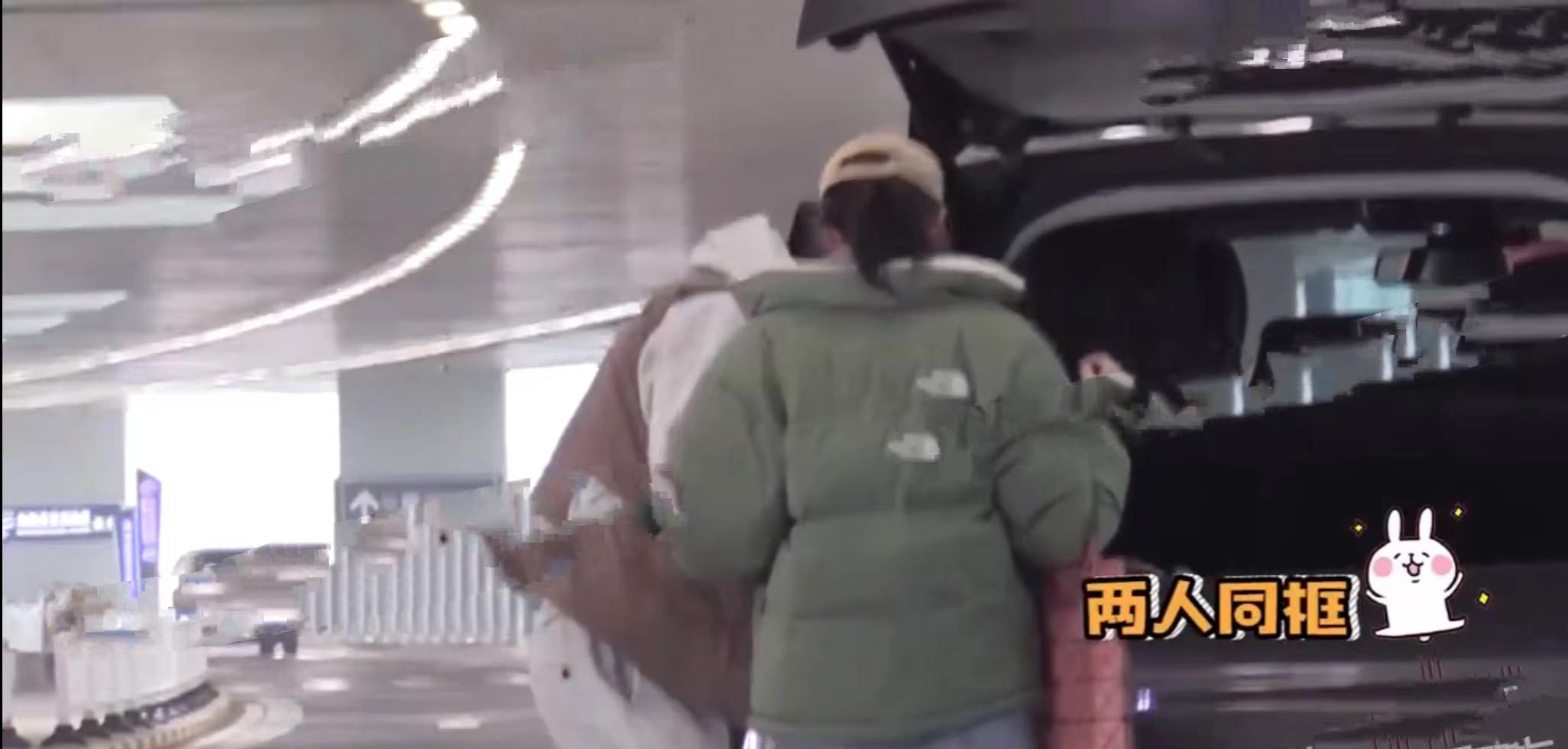 王灿|打破分手传闻！杨玏现身机场接王玉雯，主动帮对方搬行李箱显亲密