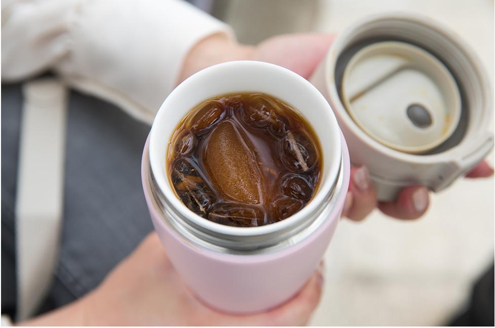 19种保温杯遭央视曝光!重金属超标热水进“毒水”出,家长需谨慎