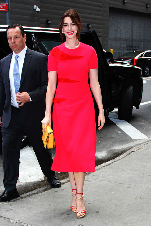 粉色|安妮海瑟薇的照片真的没修过吗，穿这么荧光都很美，怪不得总被黑