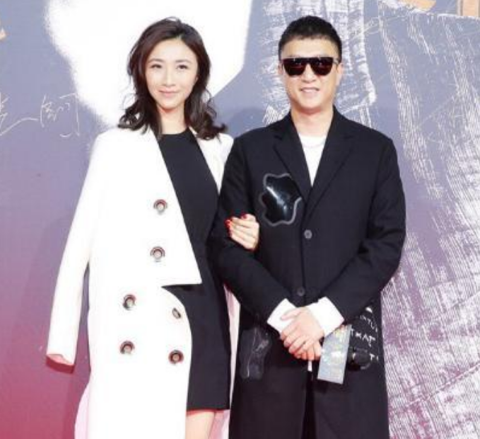 孙红雷|孙红雷与娇妻十指紧扣甜蜜散步,颜王偷瞄太太手机小细节很有爱