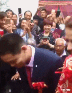苏月瑾|“女同事穿成这样是不是过分了？”网友：“你是不是吃饱了撑的！”