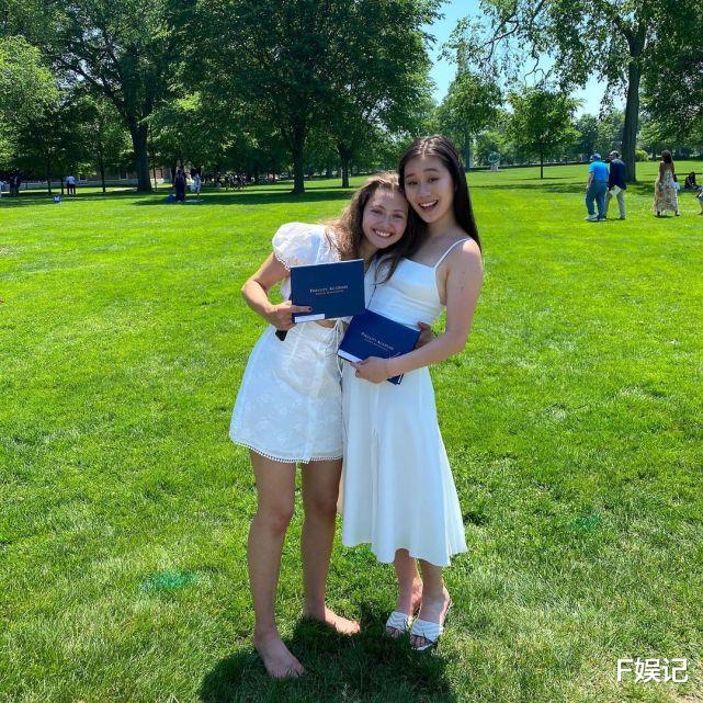 李连杰|李连杰小女儿高中毕业晒与同学开心合影 姐姐到场恭喜妹妹毕业