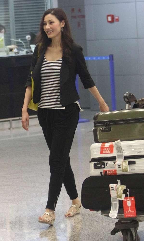 李嘉欣|李嘉欣的造型有点富太范儿了，宝蓝色西装真有气场，让人好心动